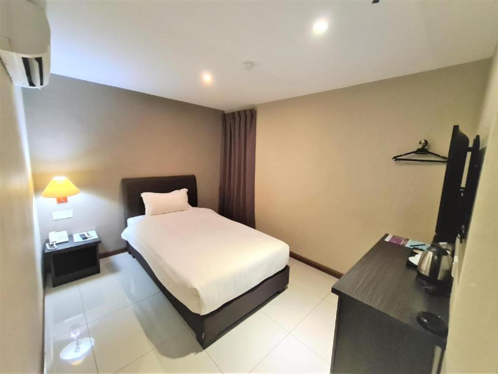Merdeka Hotel Kluang Exterior foto
