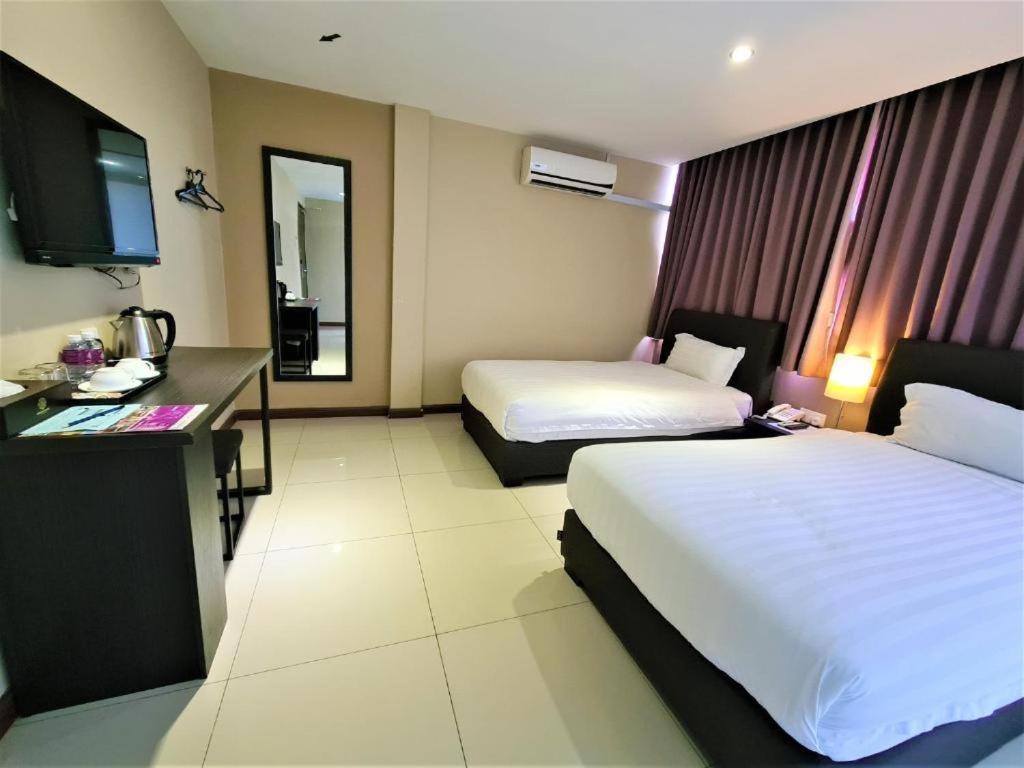 Merdeka Hotel Kluang Exterior foto