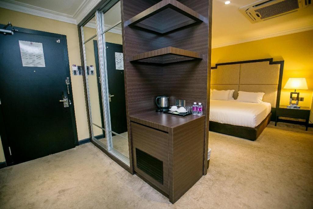 Merdeka Hotel Kluang Exterior foto