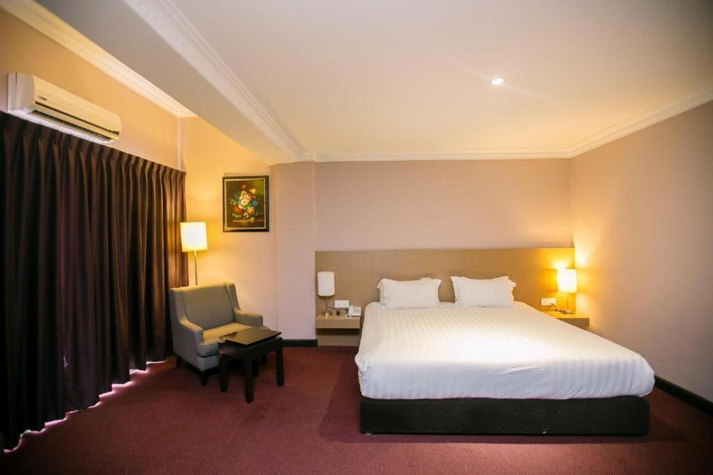 Merdeka Hotel Kluang Exterior foto